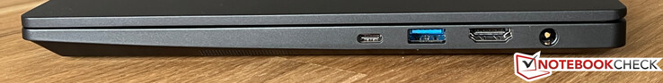 Derecha: USB-C 4.0 con Thunderbolt 4 (40 GBit/s, DisplayPort modo ALT 1.4, Power Delivery), USB 3.2 Gen 1 (5 GBit/s), HDMI 2.0b, fuente de alimentación