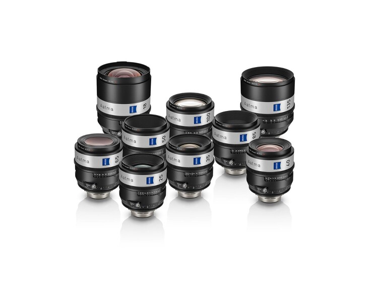 Línea de objetivos de cine de formato completo Zeiss Aatma T1.5 que muestra nueve objetivos desde 18 mm hasta 135 mm