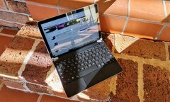 El Microsoft Surface Go 2 LTE emparejado con el teclado Brydge 10.5 Go+. (Imagen: Notebookcheck)