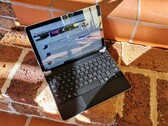 El Microsoft Surface Go 2 LTE emparejado con el teclado Brydge 10.5 Go+. (Imagen: Notebookcheck)