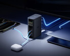 El Spacemate RD1 tiene una fuente de alimentación GaN integrada. En la imagen: una foto promocional que muestra la base de conexión cargando varios dispositivos.
