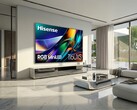 El televisor Hisense 116UXS (en la imagen colgado en la pared de un salón) se expone en CES 2026. (Fuente de la imagen: Hisense)