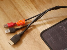 El cable Huion Kamvas 16 Gen 3 en 1 tiene peines para mantener las cosas ordenadas