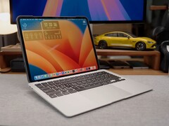 El &quot;iPadBook&quot; hecho a medida con un iPad Pro M4 acoplado a una base de MacBook Air, ejecutando macOS a través de Sidecar. (Fuente de la imagen: 舒灿ShuCanTech vía YouTube)