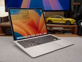 El "iPadBook" hecho a medida con un iPad Pro M4 acoplado a una base de MacBook Air, ejecutando macOS a través de Sidecar. (Fuente de la imagen: 舒灿ShuCanTech vía YouTube)