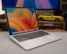 El "iPadBook" hecho a medida con un iPad Pro M4 acoplado a una base de MacBook Air, ejecutando macOS a través de Sidecar. (Fuente de la imagen: 舒灿ShuCanTech vía YouTube)