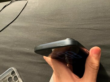 Otro iPhone 17 Pro abollado mientras estaba en una funda Spigen. (Fuente de la imagen: u/ChakiWRLD)