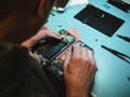 Apple ha facilitado a los aficionados al bricolaje la reparación de sus propios iPhones (imagen vía Unsplash)