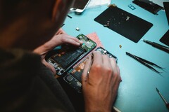 Apple ha facilitado a los aficionados al bricolaje la reparación de sus propios iPhones (imagen vía Unsplash)