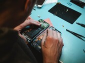 Apple ha facilitado a los aficionados al bricolaje la reparación de sus propios iPhones (imagen vía Unsplash)