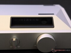 Puerto USB-C situado en un lugar poco práctico.