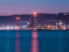 Refinería de petróleo iluminada por la noche con luces brillantes. (Fuente de la imagen: Selim Şengül vía Pexels)