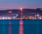 Refinería de petróleo iluminada por la noche con luces brillantes. (Fuente de la imagen: Selim Şengül vía Pexels)