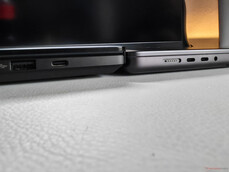 ProArt (izquierda) frente a MacBook Pro (derecha) (fuente de la imagen: Notebookcheck)