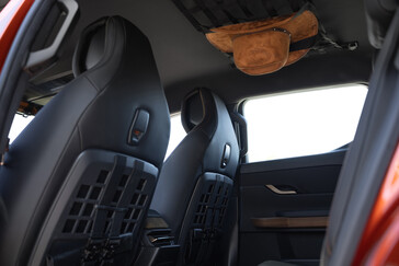 El interior del Fisker Alaska está repleto de correas y soluciones alternativas para guardar el equipaje. (Fuente de la imagen: Fisker)