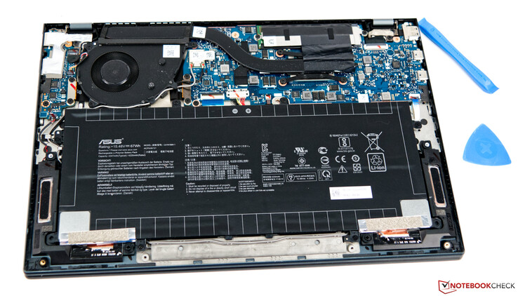 El Asus ZenBook 13 UM325S sin el fondo de la carcasa