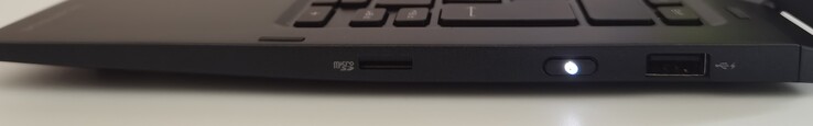 Izquierda: lector de MicroSD, botón de encendido, 1x USB-A 3.2 Gen1