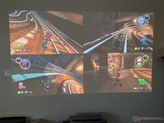 Las luces brillantes y los colores de neón, como en esta carrera de Mario Kart, son especialmente llamativos.