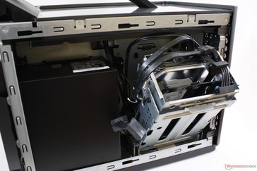 El panel izquierdo muestra la fuente de alimentación y la bandeja de montaje de las tres unidades SATA III.