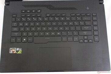 Diseño de teclado similar al de la GX501 con volumen, micrófono y teclas Armoury Crate dedicadas en la parte superior. Las pequeñas teclas direccionales se sienten apretadas