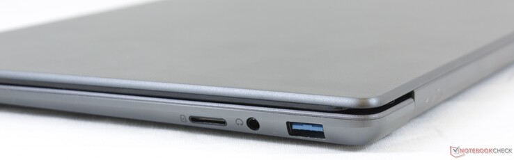 Derecha: Lector de microSD, auriculares de 3,5 mm, USB 3.0
