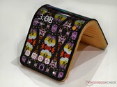 El Concepto de Pantalla Adaptable de Motorola admite múltiples posturas, incluido el modo tienda de campaña. (Fuente de la imagen: Notebookcheck)