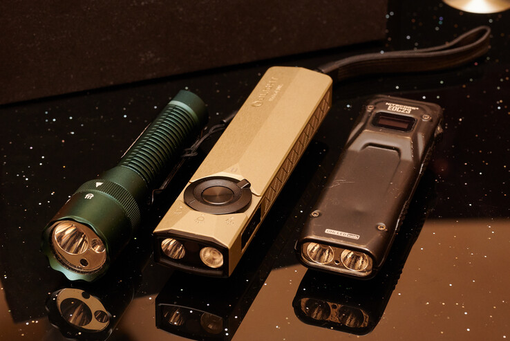 El K1 de Acebeam ofrece un conjunto de características similares, y el EDC23 de Nitecore sigue un factor de forma similar. (Fuente de la imagen: Andreas Sebayang/Notebookcheck.com)