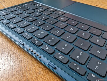 La base del teclado tiene dos modos de conexión: Física o Bluetooth