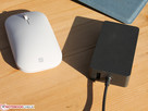 El Surface Mouse junto al cargador de 44 W del Surface Pro 6