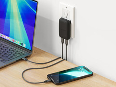 El nuevo cargador OntheGo GaN cuesta 39,99 dólares. En la imagen: el ladrillo de carga conectado a los dispositivos. (Fuente de la imagen: Satechi)