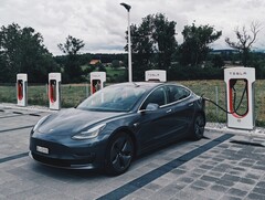 Cargar un Tesla Model 3 en un supercargador suele suponer un coste de dos dígitos (Imagen: Darío)