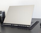 El Blitz Ultra 2 14 es más actualizable y reparable que los modelos populares de Dell o HP aunque a costa de su tamaño y peso (Fuente de la imagen: Notebookcheck)