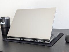 El Blitz Ultra 2 14 es más actualizable y reparable que los modelos populares de Dell o HP aunque a costa de su tamaño y peso (Fuente de la imagen: Notebookcheck)