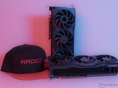 RX 7900 XT y RX 7900 XTX tienen un PVPR de 899 y 999 dólares respectivamente. (Fuente: Notebookcheck)