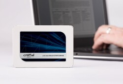 En revisión: Crucial MX500 4 TB. Dispositivo de prueba proporcionado por Crucial Alemania.