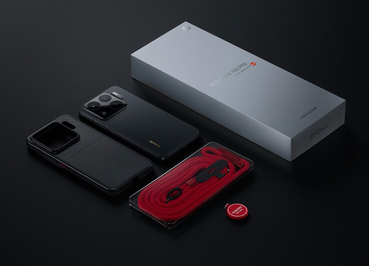 El Xiaomi 15S Pro viene con prácticos accesorios en la caja. (Fuente de la imagen: Xiaomi)