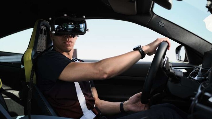 Los conductores llevan auriculares de realidad virtual Varjo de baja latencia mientras conducen en la vida real. (Fuente: BMW)