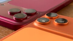 Una maqueta de plástico del iPhone 18 Pro Max en una comparación en paralelo con el iPhone 17 Pro Max y sus respectivas fundas.
