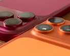 Una maqueta de plástico del iPhone 18 Pro Max en una comparación en paralelo con el iPhone 17 Pro Max y sus respectivas fundas.