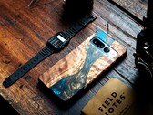 Carved fabrica fundas protectoras de madera y resina, lo que hace que cada funda sea única. (Imagen: Carved)