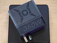 Se dice que el cargador de portátil Honor Win 360W es compatible con varios portátiles. En la imagen: el adaptador encima de una báscula.