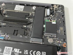 La unidad SSD M.2 2280 está situada justo al lado del procesador y del tubo de calor.