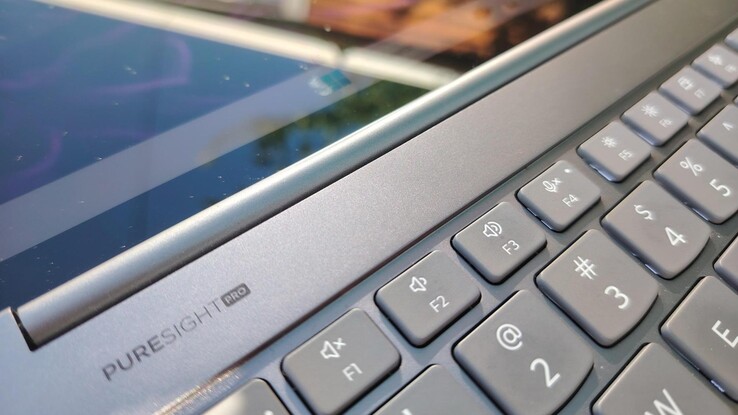 Un primer plano del Lenovo Yoga Slim 7 Aura Edition. (Fuente de la imagen: Darryl Linington - Notebookcheck)
