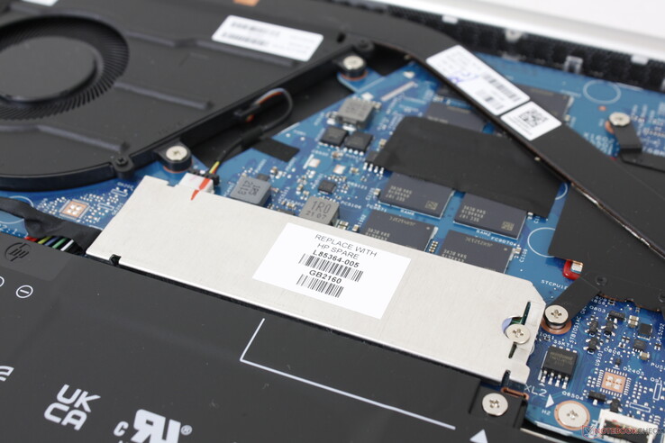 La SSD M.2 PCIe 3 2280 está protegida por una placa de aluminio. No hay opciones de almacenamiento secundario interno