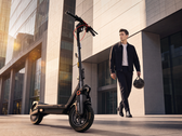 Ninebot Max G3 Pro en un paisaje urbano generado por IA