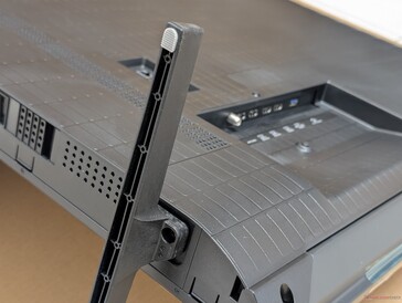 Las patas de plástico duro se fijan a la parte inferior mediante tornillos Philips