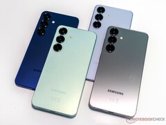 Se dice que el sucesor del Galaxy S25 (en la imagen) ofrece una batería más grande de 4.300 mAh, pero es modesta comparada con la del Xiaomi 16 y otros. (Fuente de la imagen: Notebookcheck)