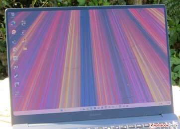 El Galaxy Book3 Ultra 16 al aire libre.