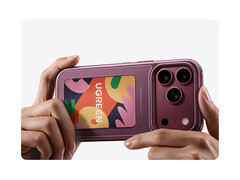 La funda Magic E-Ink está disponible en tres colores. En la imagen: el accesorio colocándose en el iPhone 18 Pro.