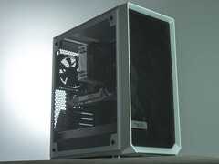 Carcasa de PC blanca con panel lateral y frontal de malla que muestra los componentes internos y los ventiladores de refrigeración. (Fuente de la imagen: Anthony Roberts / Unsplash)